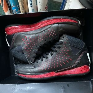 Men’s size 12 Derrick Rose 3’s